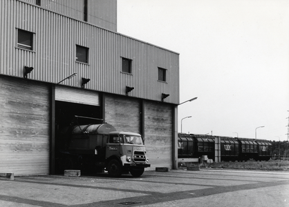 169071 Gezicht op het overlaadstation voor huisvuil van vrachtauto naar trein van VAM te Apeldoorn.